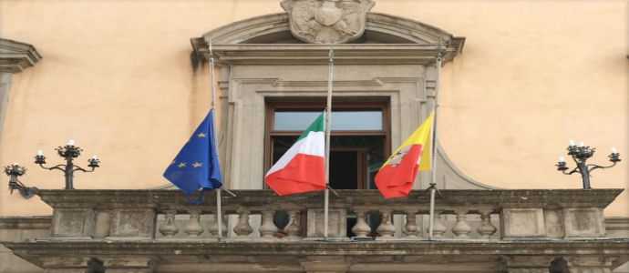 Terremoto nel centro Italia: Bandiere a mezz'asta a Palazzo De Nobili