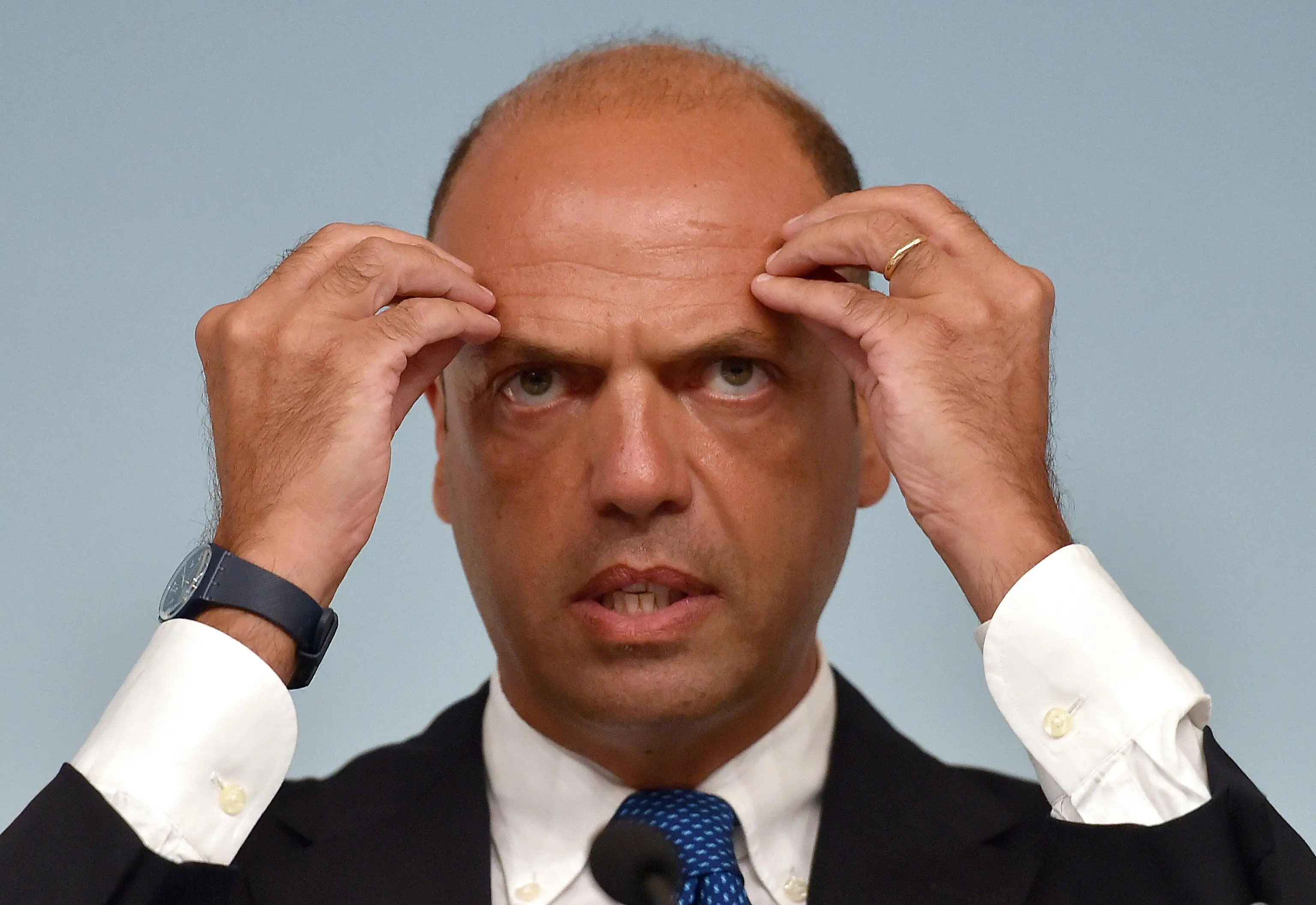 Migranti, Alfano: "Da settembre centinaia di profughi ogni mese potranno andare in Germania"