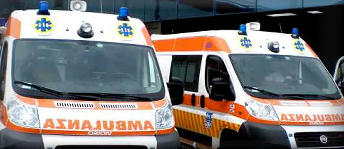 Incidenti stradali: Tragedia scontro frontale tra due vetture due giovani morti