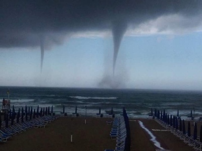 Maltempo, tromba d'aria a Pisa, scoperchiato il tetto di un asilo nido