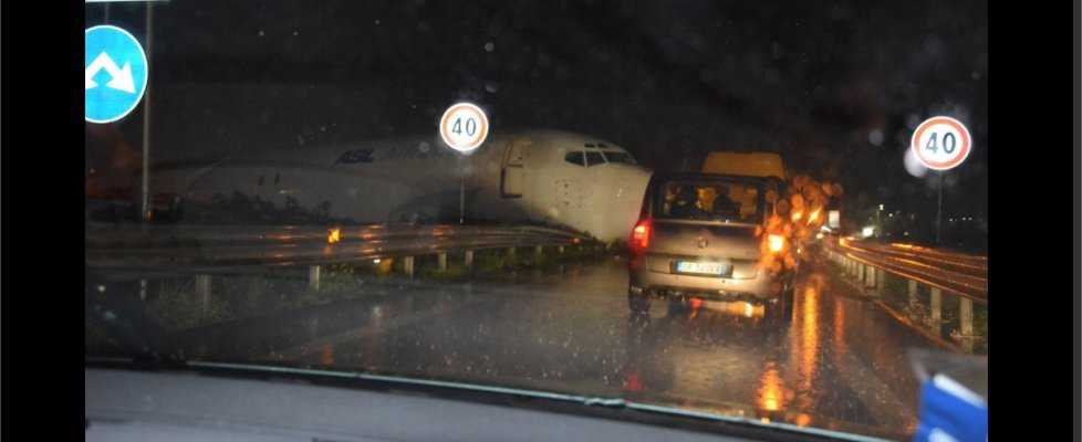 Orio al Serio: aereo esce di pista e raggiunge la provinciale. Nessun ferito