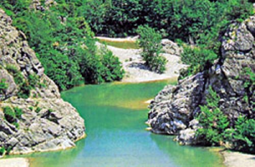 Dea Bellezza e Dio Denaro in lotta per il Masso delle Fanciulle