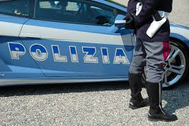 Napoli, picchia la compagna e tenta il suicidio. Soccorso e arrestato