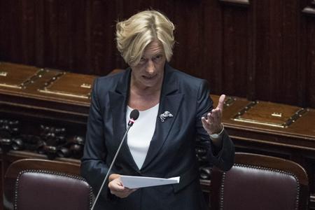 Libia, Pinotti: "Italia pronta ad  offrire basi e spazi aerei se richiesto