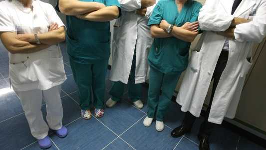 Napoli, in ospedale per infarto, trans rinuncia a cure: offesa da paramedici