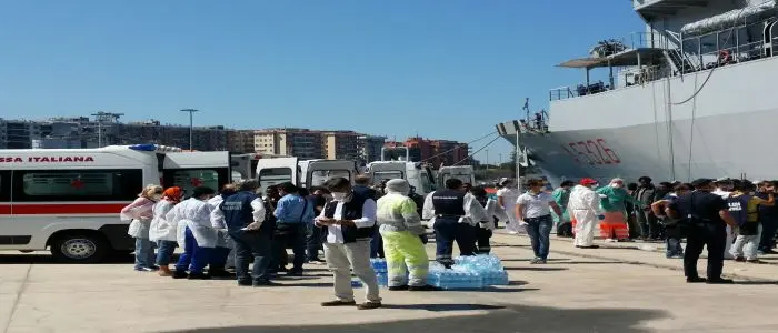 Giunta nave con 538 migranti a Reggio Calabria