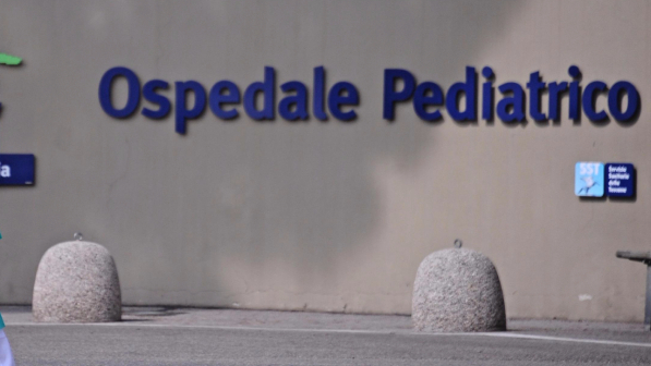 Livorno, in gravi condizioni la bimba rimasta chiusa per 4 ore in macchina