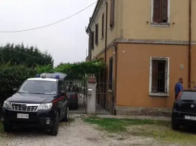 Ferrara, spari a coppia di anziani, sospettato si consegna