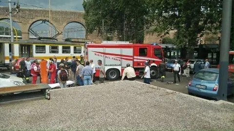 Roma, scontro fra tram e treno a Porta Maggiore: cinque persone ferite