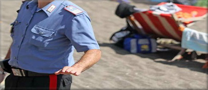 Si aggira con un macete lungo 70 centimetri  tra i bagnanti, denunciato da carabinieri