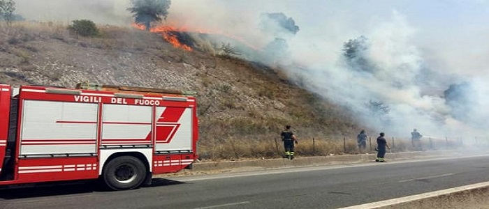 Roma, Pontina chiusa per un incendio nella zona di Ardea