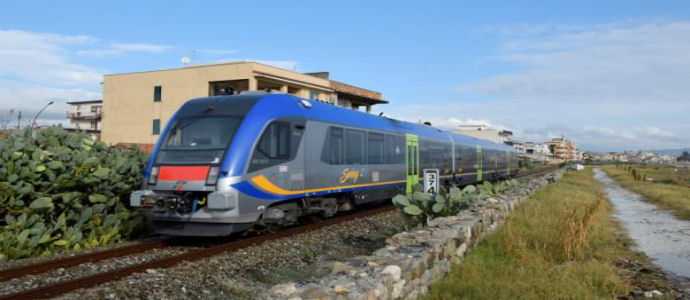 Treno regionale Sibari-Catanzaro investe tronco