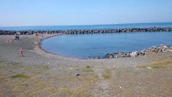 Portici, uomo di 79 anni muore mentre fa il bagno: forse un malore