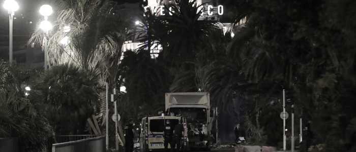 Strage Nizza, ancora 31 gli Italiani dispersi. Stato Islamico rivendica l'attentato