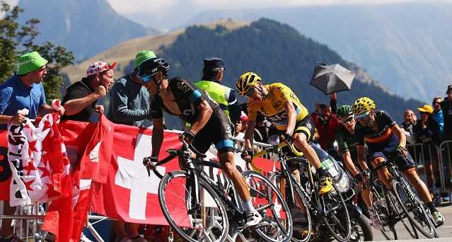 Tour de France, la tredicesima tappa si corre con il lutto al braccio. Rinforzata la sicurezza