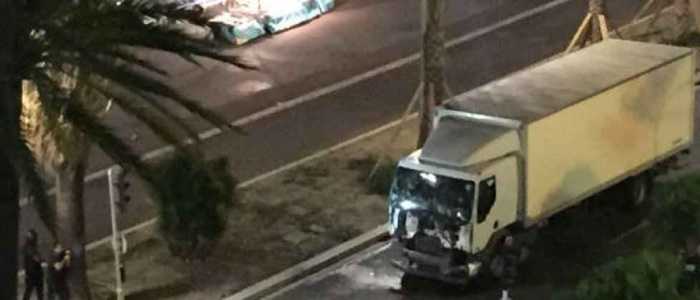 Strage a Nizza, camion e spari sulla folla: 84 morti