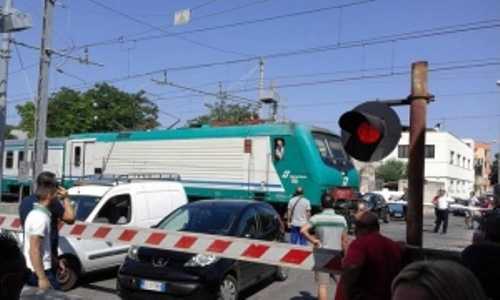 Puglia, sfiorata nuova tragedia ferroviaria: passaggio a livello va in tilt, auto restano incastrate