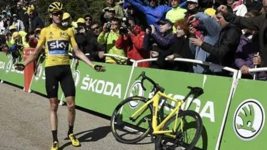 Tour de France 2016, caos nella 12° tappa: Froome finisce contro moto e sale a piedi. Vince De Gendt