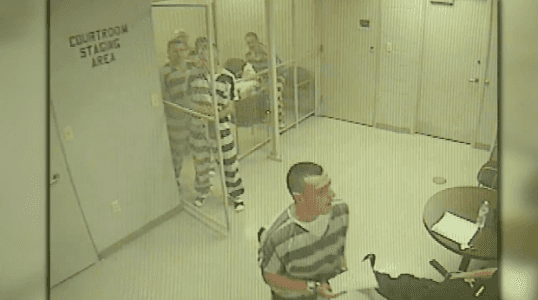 Usa, guardia carceraria colpita da attacco di cuore: detenuti escono dalla cella e lo salvano