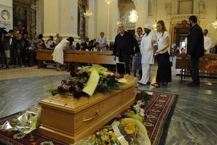 Fermo: l'addio al migrante Emmanuel nel Duomo gremito di gente