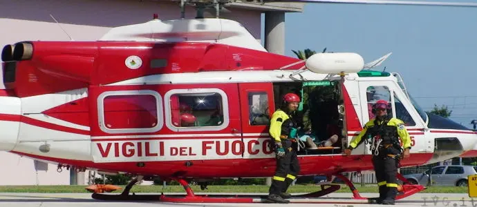 Incidenti stradali: Tragedia, bus contro auto, muore donna