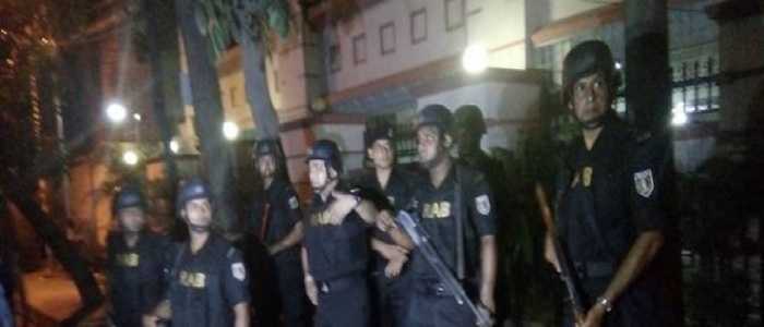 Dacca, assalto in un ristorante: almeno tre feriti e circa 20 clienti in ostaggio