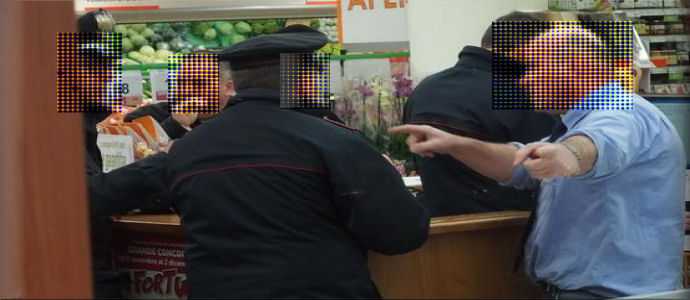 Ruba cibo in supermarket per necessita', Carabinieri pagano conto