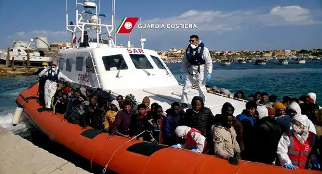 Migranti, naufragio nel canale di Sicilia: morte dieci donne