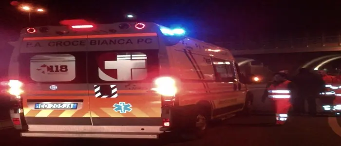 Roma, auto invade corsia opposta e travolge scooter: due morti