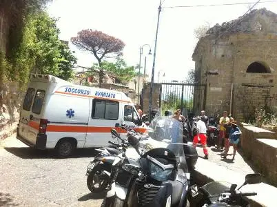 Napoli:A Marechiaro e alla Gaiola soliti disagi estivi,ambulanze bloccate da auto in sosta selvaggia
