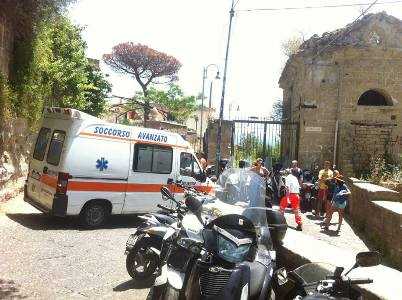 Napoli:A Marechiaro e alla Gaiola soliti disagi estivi,ambulanze bloccate da auto in sosta selvaggia
