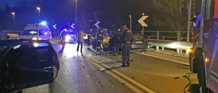 Fiorenzuola, schianto tra camion e bus turistico: 26 feriti