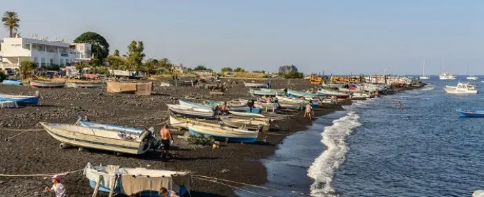 Stromboli, aliscafo contro il molo, paura per gli oltre cento passeggeri a bordo: tutti in salvo