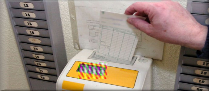 Assenteismo: timbra cartellino poi torna a casa, arrestato medico