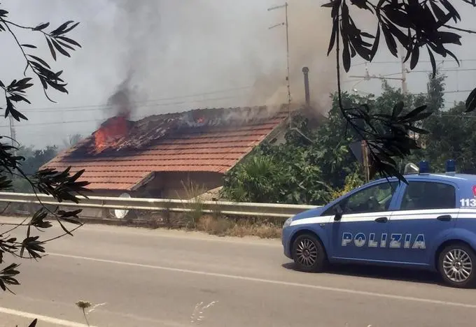 Incendi nel palermitano, fiamme sfiorano una scuola, bambini intossicati