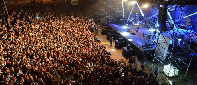 In oltre diecimila per la partenza del tour estivo di Fabrizio Moro dalla sua Calabria