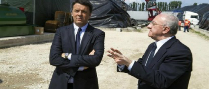 Renzi nella Terra dei Fuochi: "Via la camorra dalla gestione dei rifiuti"