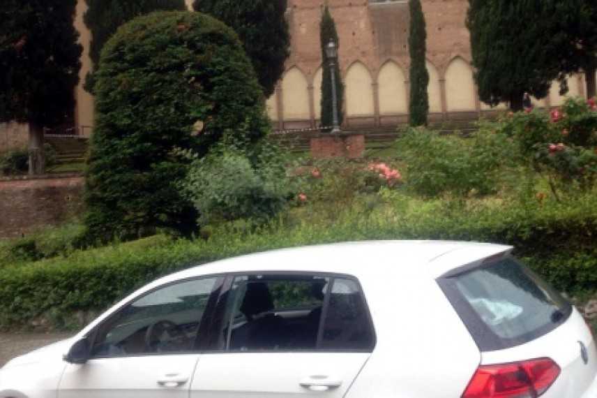 Siena, fulmine colpisce basilica: paura e danni alle auto