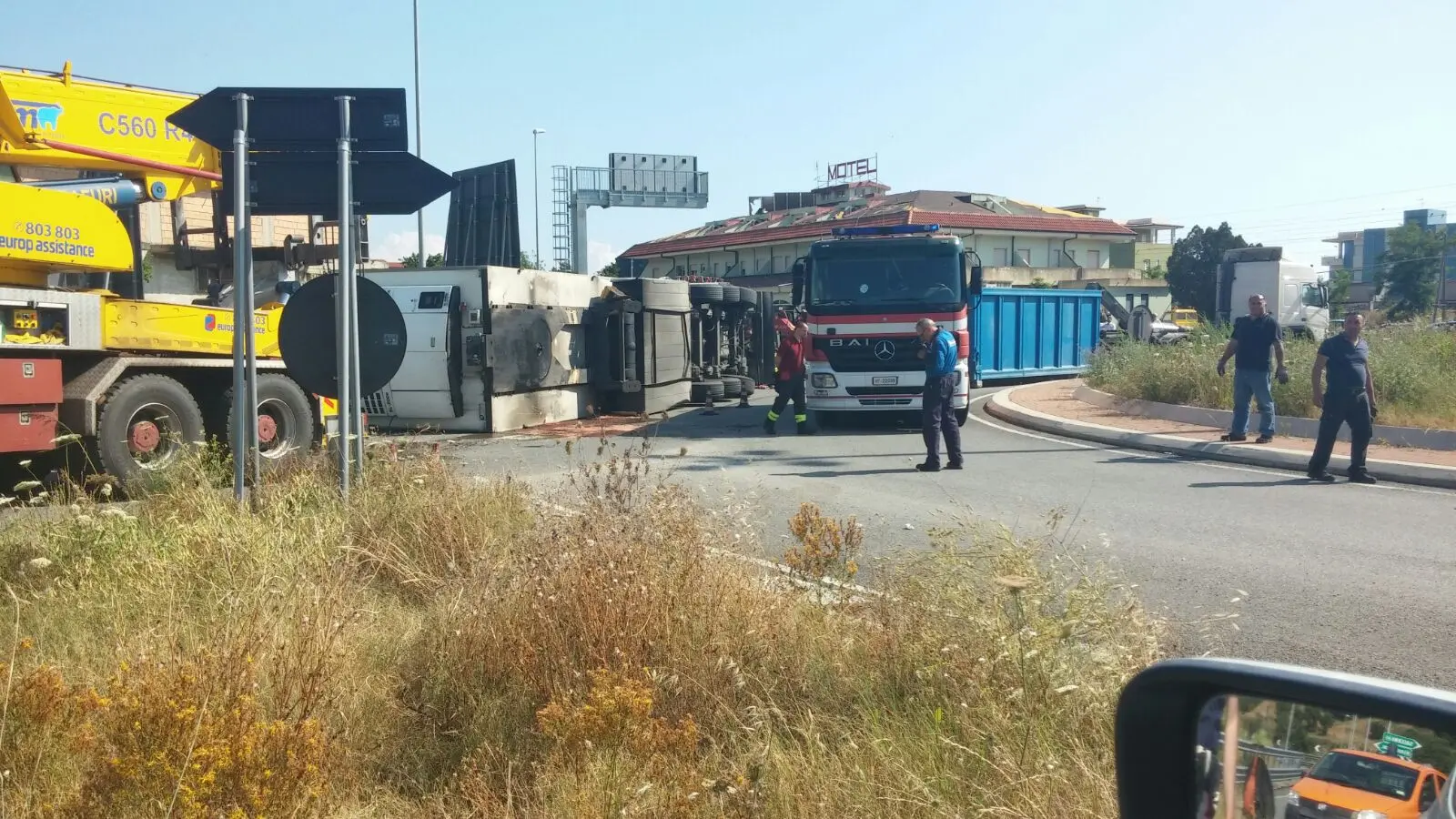 Falerna, Tir si ribalta alla rotonda. Rallentamenti del traffico.