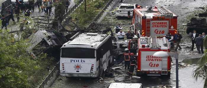 Turchia, autobomba esplode a fermata di autobus: undici morti e almeno quaranta feriti