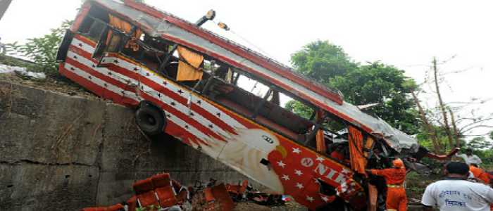 India, autobus urta due auto e finisce in un fosso: 17 morti e 35 feriti
