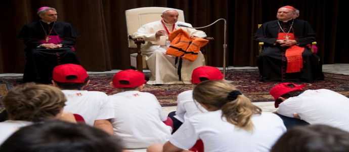Papa Francesco: con salvagente di Lesbo per spiegare chi sono i migranti