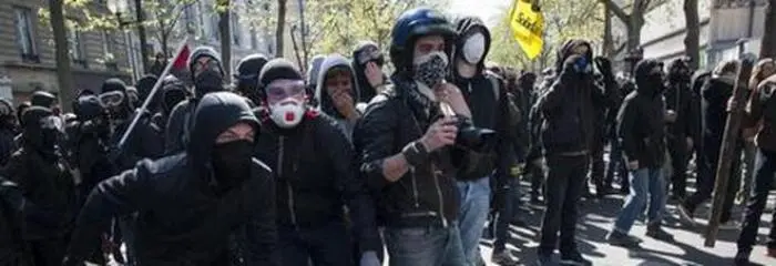 Riforma del lavoro, scontri tra manifestanti e polizia a Parigi: fermate trenta persone
