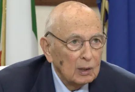 Napolitano: "Lega xenofoba e anti-Ue". Il Carroccio: "È un'infamia, procederemo per vie legali"