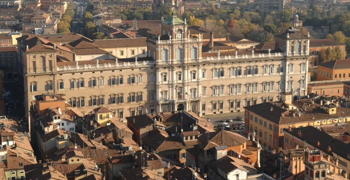 Modena, 74enne muore per cause naturali e il fratello si suicida