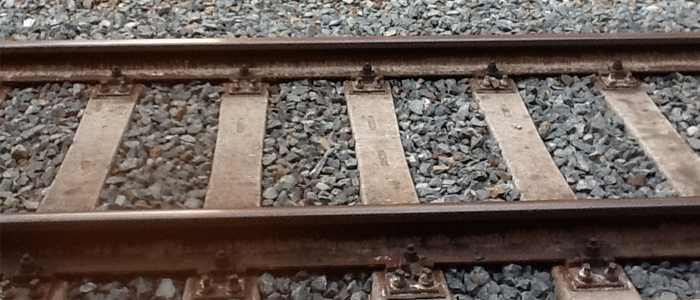 Ragazza muore investita da un treno attraversando i binari
