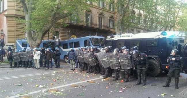 Roma, scontri in Campidoglio tra Polizia e "Movimenti per la casa"
