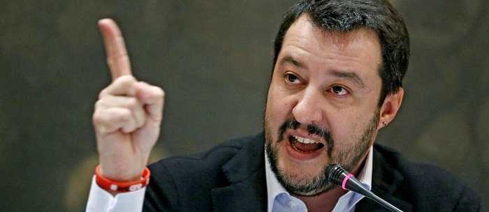 Salvini sui disordini a Bologna: "Chi strappa e brucia i libri non ha mai dato segni d'intelligenza"