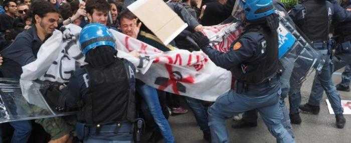 Salvini contestato a Bologna, scontri tra polizia e studenti