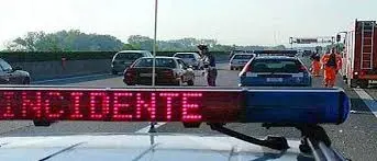 Bracciano, auto furgone e autobus coinvolti in incidente: un morto